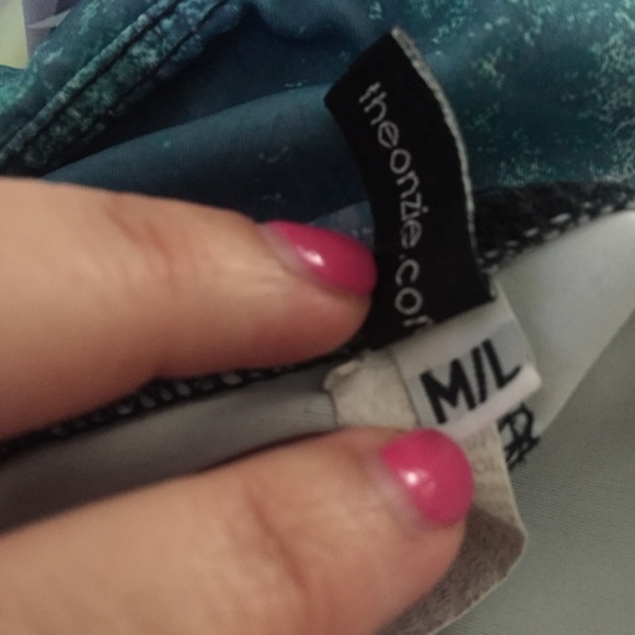 Onzie Mountain Print Capri Leggings Size M/L - Picture 6 of 8